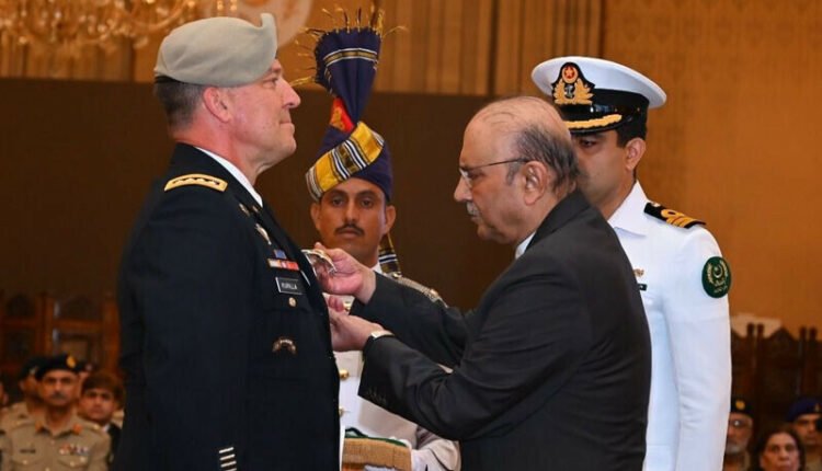 پاکستان نے امریکی جنرل مائیکل کوریلا کو نشانِ امتیاز ملٹری عطا کردیا