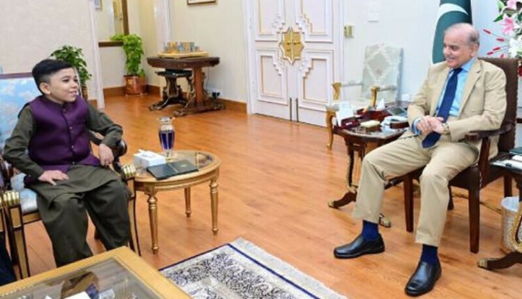 وزیراعظم سے کونٹینٹ کریئیٹر طلحہ احمد کی ملاقات، ٹیلنٹ کے اعتراف میں اعزازی شیلڈ عطا