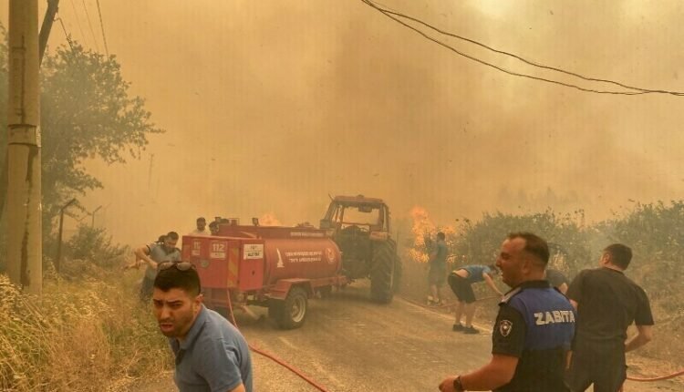 یورپ میں شدید گرمی کی لہر، ترکیہ میں جنگل کی آگ کے باعث ہزاروں افراد نقل مکانی پر مجبور